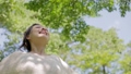 公園でリラックスする女性　のび　木陰　左 24094402