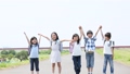 小学生　手をつなぐ　バンザイ 24626573