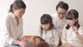 動画素材　ペットと遊ぶ家族 30011944
