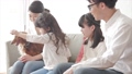 動画素材　ペットと遊ぶ家族 30034777