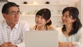 動画素材　親にパソコンの操作を教える娘 30562829