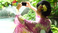 浴衣の女性　スマホで写真を撮る 31435285