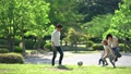 サッカーボールで遊ぶ親子 32367076