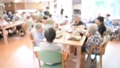 介護イメージ　介護　シニア　高齢者　女性　90代　デイケア　デイサービス　介助　介護士　食事 32500693