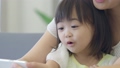 スマホで遊ぶ親子 33641144