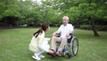 介護　車椅子介助　 33812353