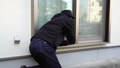 ピッキングで住居へ侵入する泥棒　防犯対策の為の事例イメージ　窓から侵入 35621924