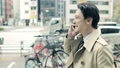 人物、男性、日本人、笑顔、電話、歩く、イメージ、携帯、話す、歩く、 36564418