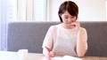 家計簿を付けて落ち込む若い女性 38065202