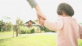 子供、公園、遊ぶ、笑う、笑顔、子ども、幼児、楽しい、動画、青空、快晴、晴れ、太陽、緑、自然光、ゴース 46801521