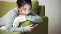 スマホを見る女性 48050824