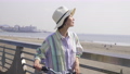 海岸線を散歩する女性 49419746