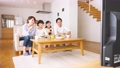 親子 テレビ リビング 団らん ファミリーイメージ 50653967