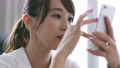 携帯　スマホ　操作　女性　オフィス 54525023