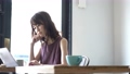 カフェ OL  ノマド ビジネスウーマン イメージ 55570447
