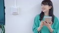 拿著片劑的微笑的婦女 56621716