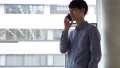 男性　通話　スマホ　スマートフォン 58084658