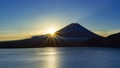 富士山と日の出、山梨県本栖湖にて 58506841