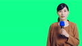 女性リポーター　クロマキー合成用グリーンバック 59128501