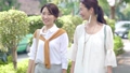 代官山を歩く母娘 60967502