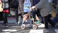高齢化社会イメージ　東京　巣鴨　シルバーカーで歩く老人　スーパースロー　8倍速　240fps 60991010