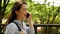 スマホで通話しながら歩く女性 61695903