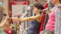 スポーツジム ミドル女性 筋トレ 61813546