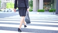 出勤する女性 66980015
