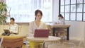 シェアオフィスで働く人々 67331262
