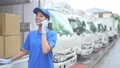 スマホで話すセールスドライバーの女性 67519033