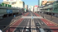 日本 東京 新宿駅 週末 昼間 外出自粛で閑散とした街 新型コロナウイルス 緊急事態宣言 68186085