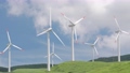 夏の青空と白い雲の風景の中に風力発電が回る 68435465