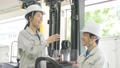 フォークリフトを運転する女性作業員 70053238