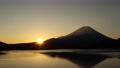 日本の夜明け　富士山と日の出 70953079