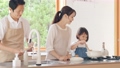 料理する親子　子育てイメージ 70990455