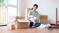 女性　引っ越し荷造りイメージ 71398733