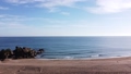 晴天の浜辺と打ち寄せる白い波の空撮映像 71783497
