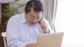 電話をする中高年ビジネスマン 72285383