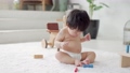 木のおもちゃで遊ぶ生後11ヶ月の赤ちゃん 73357590
