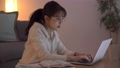 ノートパソコンに入力する若い女性 　タイピング　夜の自宅　イメージ 74465238