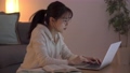 ノートパソコンに入力する若い女性 　トラックパッドをスクロール　夜の自宅　イメージ 74465239