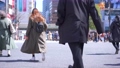 東京の都市風景 渋谷スクランブル交差点を行き交う人々 75730825
