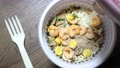 カップラーメンにポットでお湯を入れる 75945756