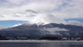 冬富士を流れる雲 76383474