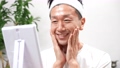 部屋でスキンケアをする男性 76861122