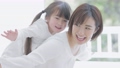 6歳の女の子とママ 77915709