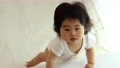 テーブルでつかまり立ちをする赤ちゃん（0歳、生後10ヵ月、日本人、女の子） 78601372