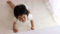 テーブルでつかまり立ちをする赤ちゃん（0歳、生後10ヵ月、日本人、女の子） 78601373
