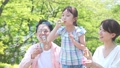 シャボン玉遊ぶ若い親子 79231525