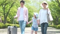 旅行に出かける家族 79554405